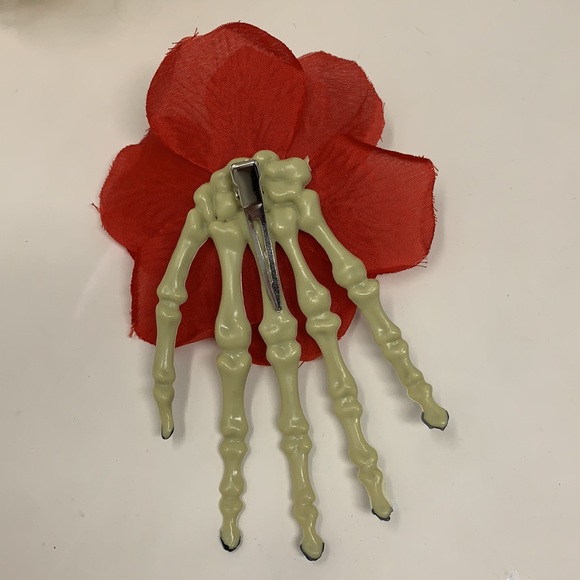 Red rose 🌹 Halloween hair clip creepy hand bones - Picture 10 of 16